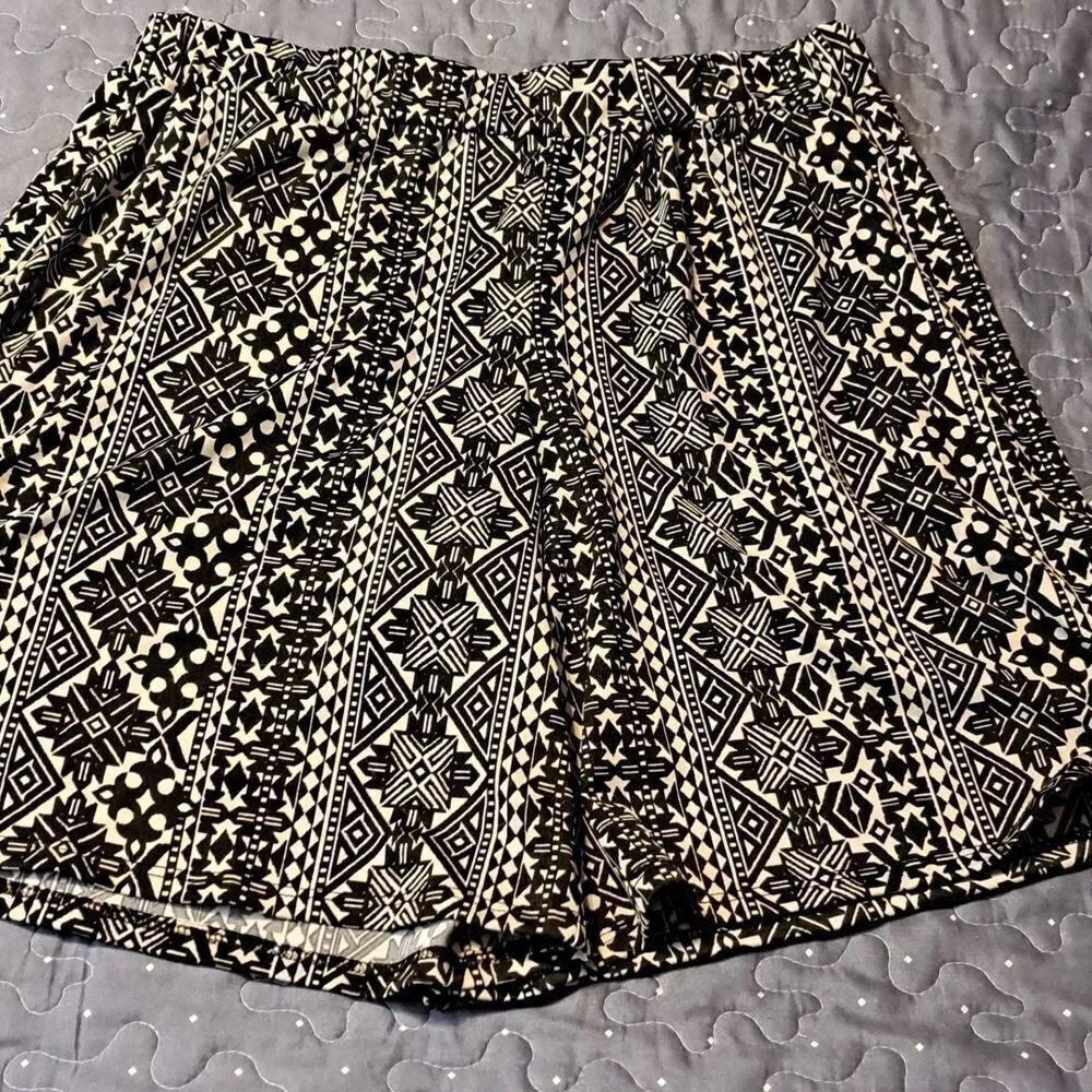New Directions Black and cream shorts size medium